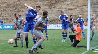 Die SGM Weikersheim/Sch./L. (in Grau/hier eine Szene vom Spiel in Wachbach) hat im Kärwespiel am Samstag den FC Creglingen zu Gast.