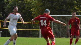 Der TSV Assamstadt (hier in den roten Trikots) hat die ersten beiden Kreisligaspiele gewonnen und dabei beachtliche 10:2-Tore erzielt. Auch gegen die SpG Schwabhausen/Windischbuch gilt der Landesliga-Absteiger nun als Favorit.