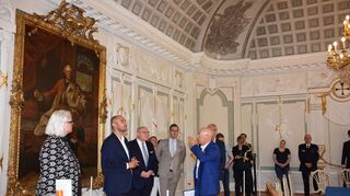 Finanzminister Dr. Danyal Bayaz (Zweiter von links) besuchte am Donnerstag das Residenzschloss Mergentheim und zeigte sich beeindruckt.