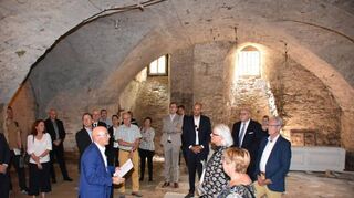 Rittermahle und Weinproben könnten eines Tages im Keller des Schlosses stattfinden. Rechts: Finanzminister Bayaz schaute auch bei der Lego-Ausstellung genau hin.
