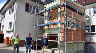 Über die Baufortschritte an der Grundschule in Rippberg zeigen sich Ortsvorsteher Wolfgang Stich, Lucas Kaufmann, Leiter des städtischen Hochbauamtes, und Bürgermeister Markus Günther (von links) erfreut. Allerdings wird die Maßnahme ihrer Einschätzung nach kaum bei den veranschlagten 700 000 Euro bleiben, sondern deutlich teurer werden. Mit der Fertigstellung wird im ersten Drittel des nächsten Jahres gerechnet.