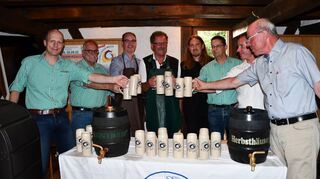 Sie freuen sich auf die Königshöfer Messe: (von rechts) Klaus Wunderlich, Christian Wunderlich (Herbsthäuser Brauerei), Kurt Walz (Distelhäuser Brauerei), Marktmeister Jan Raddatz, Festwirt Hans-Peter Küffner, Bürgermeister Dr. Lukas Braun sowie Roland Andre und Thomas Landwehr (Distelhäuser Brauerei).