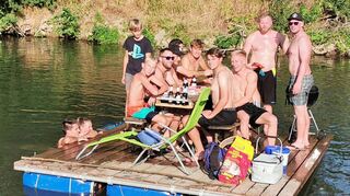 Wie schon so oft in diesem Sommer nutzen auch an diesem Nachmittag Erbauer Johannes Dorbath (ganz rechts) und seine Bekannten das Floß auf der Tauber.
