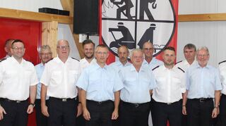 Abteilungskommandant. Sebastian Müller (Dritter von links), Bürgermeister Ludger Krug (rechts), Hauptkommandant Torsten Glock (Zweiter von rechts) mit den Geehrten und Beförderten. Auf dem Bild fehlen Armin Künzig, Ramona Haberkorn und Felix Haberkorn.