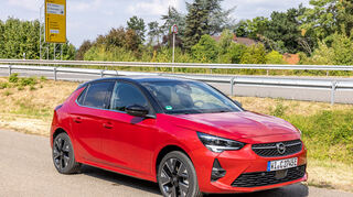 mid Groß-Gerau - Der Opel Corsa-e steht schnittig da, passend auch die Zweifarblackierung mit schwarzem Dach.