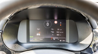 mid Groß-Gerau - Der Durchschnittsverbrauch lag im Test bei 15,3 kWh/100 km. Das 7-Zoll Fahrerdisplay zeigt rudimentäre Informationen an.
