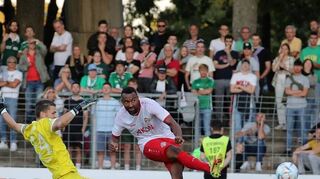 Kickers-Stürmer Saliou Sané hat Schweinfurts Keeper Stephan ausgespielt und schießt zum 0:1 ein.