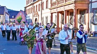 Gute Stimmung beim Kreuzwertheimer Quätschichfest: Mit einem Festzug samt Oldtimern und Musikkapelle ging es durch die Marktgemeinde zum Festplatz am Main. Nach dem offiziellen Bieranstich stießen (Bild oben, von links) Anton Futschek, Friedrich Wilhelm, Bruno Pleninger und Bürgermeister Klaus Thoma auf das Gelingen des 67. Heimatfests an.