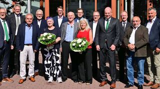 Winfried Stockmeister (Dritter von links) und Bernhard Grotz (Siebter von links) wurden zusammen mit ihren Partnerinnen für 50 Jahre Betriebszugehörigkeit bei der Michael Weinig AG im Beisein von Vertretern der Firma, der Stadt, des Landratsamtes und der IHK Heilbronn-Franken ausgezeichnet.