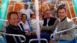 Ministerpräsident Dr. Markus Söder auf der Miltenberger „Michels-Mess“: Nach einer Fahrt mit dem Riesenrad ging’s ins Messezelt.