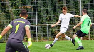DHK Wertheim (weiße Trikots) und der SV Pülfringen trennen sich unentschieden mit 1:1.