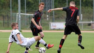 Weikersheim/Schäft./Laudenb. II (in Schwarz) setzt sich mit 4:2 durch.