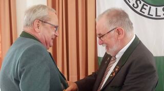 Achim Schubert ( links) wurde mit dem Großen Ehrenzeichen in Gold ausgezeichnet. Walter Jaegle (rechts) hielt die Festrede und berichtete von vielen Ereignissen und Begebenheiten.