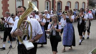 Einer der wesentlichen Höhepunkte waren Festumzüge am späten Sonntagmittag sowie am frühen Montagabend mit zahlreichen Musik- und Feuerwehrgruppen aus der Region.