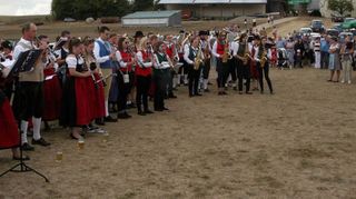 Mit einem „Massenchor“ ließen auf dem Festplatz Blasmusiker aus den am Umzug teilnehmenden Kapellen unter anderem die Europahymne erklingen.