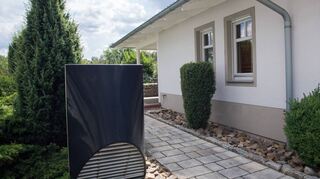 Einfamilienhäuser – wie auf diesem Symbolfoto – betrifft die Entscheidung des Buchener Gemeinderats zur Erstellung einer Machbarkeitsstudie nicht, bei Mehrfamilien- und Reihenhäusern im Baugebiet „Marienhöhe“ will man jedoch prüfen lassen, ob diese zentral über eine Wärmepumpe versorgt werden können.