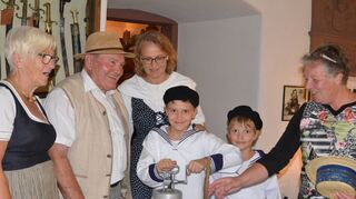 Aus Rahm Butter rühren können Kinder und Erwachsene am Freitagabend bei der „Langen Nacht des Museums“. Weil das Tauberfränkische Heimatmuseum gleichsam sein 50-jähriges Bestehen nachholt, ist der Eintritt in diesem Jahr frei. Das Programm bietet viel Kurzweiliges und Lehrreiches.