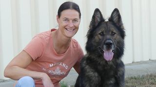 Die Vorfreude ist schon groß bei Xato und Cathrin. Beide gehen gut gerüstet und zuversichtlich in die Bundessiegerprüfung in Karlsruhe, für die sich nur die besten 120 Schäferhunde aus der gesamten Republik qualifiziert haben.