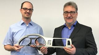 Markus Pahl (links), Director R&amp;D Interior Components, und Steffen Langbein, Geschäftsführer der Grammer Interior Components GmbH, begutachten eine Cockpit-Blende aus eigener Produktion.