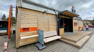 Ein „Teo“ – wie es ihn bereits in einigen Gemeinden in Baden-Württemberg gibt – soll bald in Götzingen stehen. Die Gespräche mit der Firma „Tegut“ zur Errichtung eines solchen Kleinsupermarktes laufen. In diesem „Walk-in-Store“ kann man rund um die Uhr einkaufen.