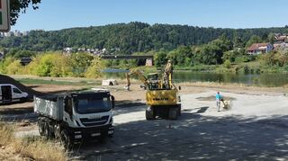 Der Platz am Main unterhalb des Schlösschens im Hofgarten ist fast fertig. Hier soll das Bohrgerät aufgestellt werden, dass für die Unterdükerung des Mains nötig ist.