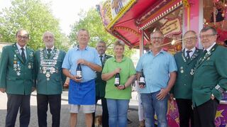 Beim Rundgang beim Schützenmarkt-Frühschoppen wurden Marktbeschicker geehrt. Diese lobten die familiäre Atmosphäre in Buchen.