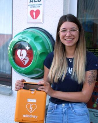 Der neue Defibrillator hängt am Kleintierzüchterheim.