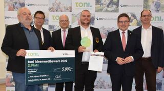 Den zweiten Platz erhielt die DLRG-Ortsgruppe Königshofen. Das Bild zeigt (von links): DLRG-Vorsitzenden Jürgen Englert, Minister Peter Hauk, Landrat Norbert Heuser (Heilbronn), DLRG-Jugendvorstand Marius Raupach, Landrat Christoph Schauder (Main-Tauber-Kreis) und Lauda-Königshofens Bürgermeister Dr. Lukas Braun.