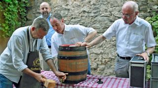 Nach zwei kräftigen Schlägen durfte der scheidende Chef der Winzertanzgruppe Arnd Wollinger unter Assistenz von Klaus und Christian Wunderlich sowie stellvertretendem Bürgermeister Klaus Lahr das erste Bier zapfen.