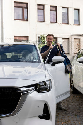 mid Düsseldorf - Passend zum Interieur des Mazda CX-60: die handwerklich im Atelier von Suzusan entstandene Einkaufstasche, an deren Gestaltung mid-Autor Lars Wallerang mitwirken durfte.