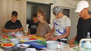 Kochen und Backen – eine Aufgabe, die die Sommer-Camp-Teilnehmer besonders gerne übernehmen. Dabei wird auch auf individuelle Wünsche eingegangen und die Pizza entsprechend belegt.