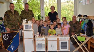 Strahlende Gesichter bei der Übergabe: Die neue Spielküche im Kindergarten in Schweinberg, die von der SOCC-Kompanie gespendet wurde, kommt gut an.