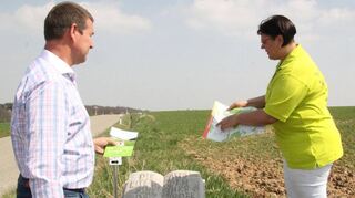 Alexandra Hagel von der Tourist-Info der Stadt Lauda-Königshofen und Mike Noorlander, Vorsitzender des Vereins „Augustinusweg-Freunde“, beim Inspizieren einer Station am „schwarzen Augustinusweg“ bei Messelhausen.
