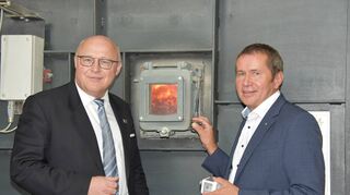 Oberbürgermeister Udo Glatthaar und Stadtwerk-Geschäftsführer Paul Gehrig im Naturwärmekraftwerk: Hier wird Biomasse für die Fernwärme verbrannt.