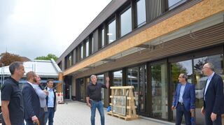 Der Haupteingang vor Bauteil 2 ist passend zum Beginn des neuen Schuljahres fertig. Dort startete am Donnerstag der Baustellenrundgang durch das Burghardt-Gymnasium unter anderem mit Bürgermeister Roland Burger (Zweiter von rechts), Schulleiter Jochen Schwab (rechts) und Bauleiter Nico Hofmann (Dritter von rechts).