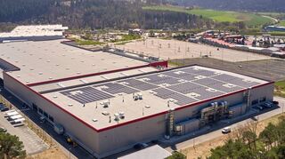 Mit Solaranlagen auf dem Dach – wie hier auf dem Bild am Standort in Bettingen – will sich Warema unabhängiger vom Energiemarkt machen.