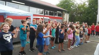 Zeltlager-Tanz mit Kindern aus dem Ahrtal und den DRK-Senioren.
