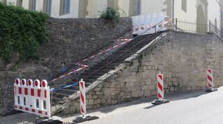 Die ramponierte Treppe von der Hauptstraße zur katholischen Stadtpfarrkirche in Aub.