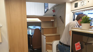 mid Düsseldorf - In die Treppe zum Alkoven sind Staufächer und ein Schrank integriert.