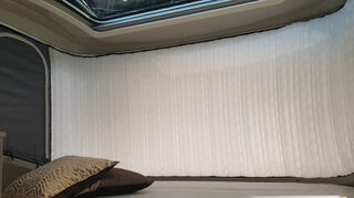 mid Düsseldorf - Wohnlich-hell macht das Bett im Alkoven die große Dachverglasung.