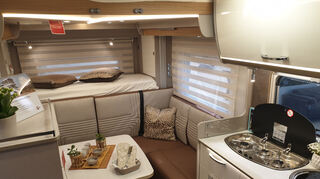 mid Düsseldorf - Die seitliche Küche schließt perfekt an die L-Sitzgruppe im Heck an.