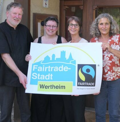 In der „Fairen Woche“ werden vier Gastronomen in Wertheim Gerichte aus fair gehandelten Zutaten anbieten. Mit dabei sind Klaus und Heike Oetzel (links) vom Hotel-Restaurant „Martha“ in Reicholzheim. Über das Engagement aller Gastronomen freuen sich Marlise Teicke (Mitte) und Margit Versch-Wiechert.