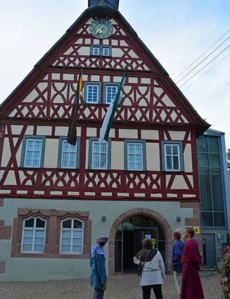 Das Alte Rathaus in Külsheim wurde vor 500 Jahren erbaut. Das war Thema bei einem Vortrag am Donnerstagabend vor dem Gebäude.