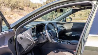 mid Santa Barbara - Eine moderne Fahrerkabine mit Multifunktionslenkrad erwartet den Fahrer.