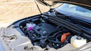 mid Santa Barbara - Das Herzstück des RX500h, der 2,4 Liter Reihenvierzylinder-Turbobenziner, welcher von zwei Elektromotoren unterstützt wird.