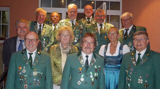 Ehrungen durch den Badischen Sportschützenverband (links) standen ebenso auf dem Programm wie die Ehrung der Scheibengewinner.
