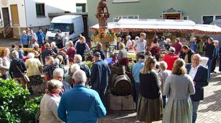 Viel los war am Rathausbrunnen, der zum Weinbrunnen umfunktioniert wurde.