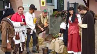 Auch im Mittelalter scheint zu gelten: einer arbeitet, deren sechs andere amüsieren sich.