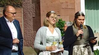 Offizielle Eröffnung der Fußgängerzone mit Bürgermeister Thomas Schreglmann (links), Weinprinzessin Annabel Füger (Mitte), Weinkönigin Marie Grein.