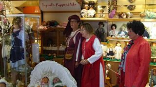 Gewandete Kundschaft in „Ingrids Puppenstube“.